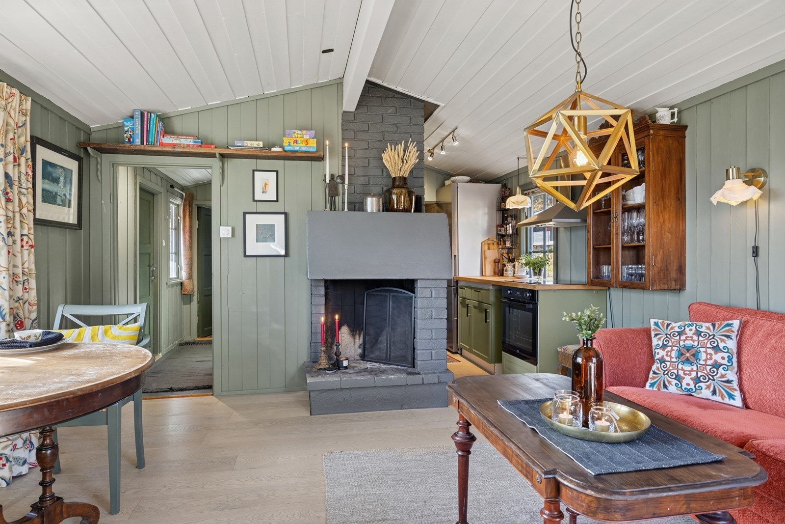 Den åpne peisen i stuen gir både varme og atmosfære - perfekt for rolige kvelder på fjellet. Med klassisk teglstein og sentral plassering blir den et naturlig samlingspunkt i rommet. Galleribilde