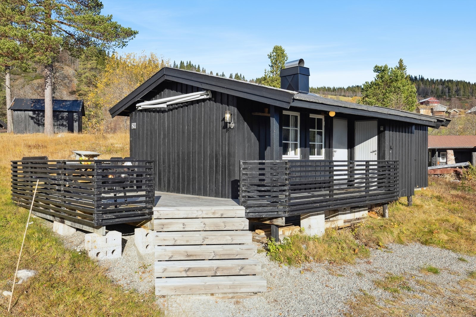 Beliggende i et etablert hyttefelt med spredt bebyggelse og lite innsyn - perfekt for deg som ønsker ro og privatliv. Galleribilde