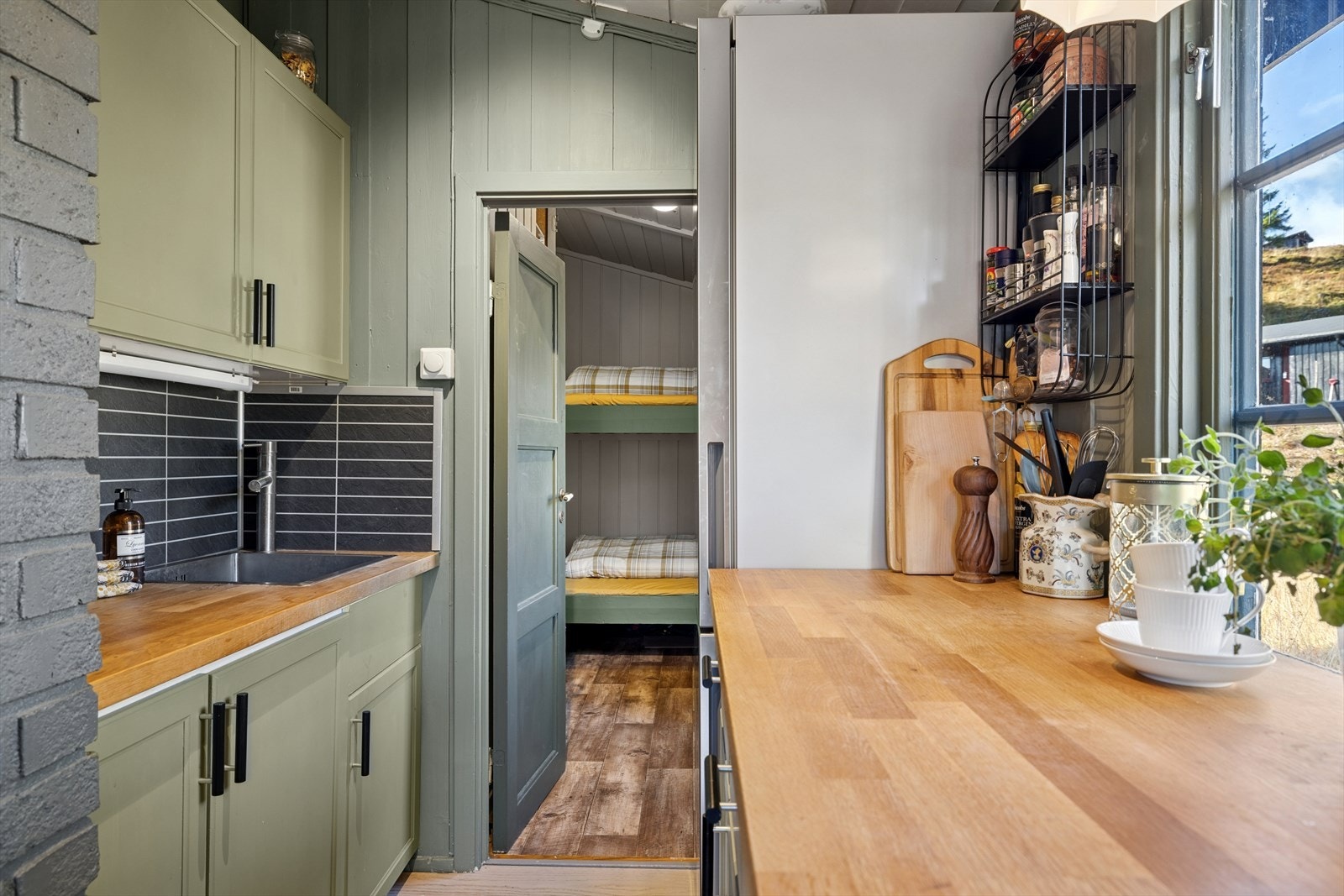 Kjøkkenet har god plass til praktisk oppbevaring i skuffer og skap. Galleribilde