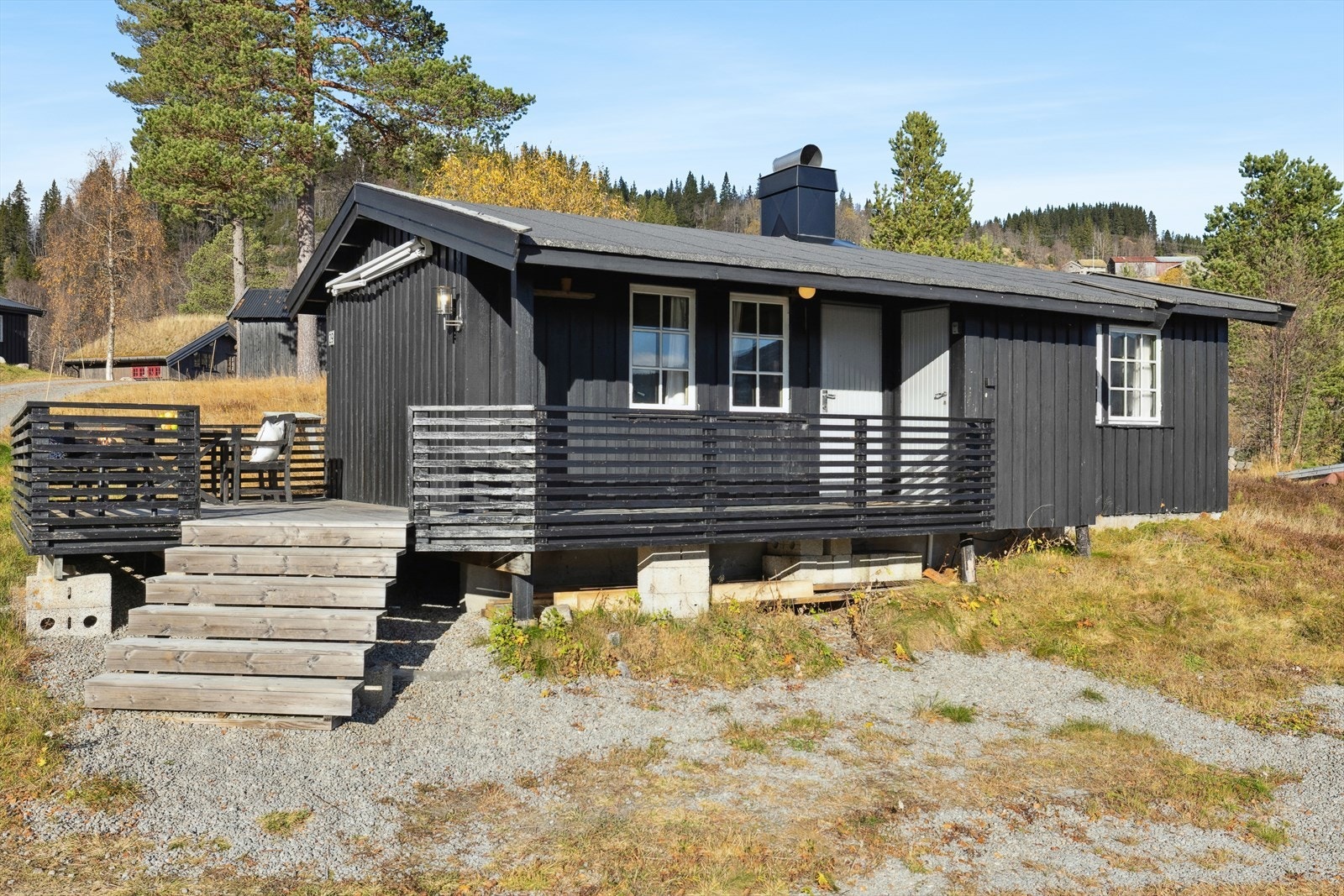 Sjarmerende hytte med gode solforhold og flott utsikt. Et ideelt sted for avslapning og hyggelige stunder med familien. Galleribilde