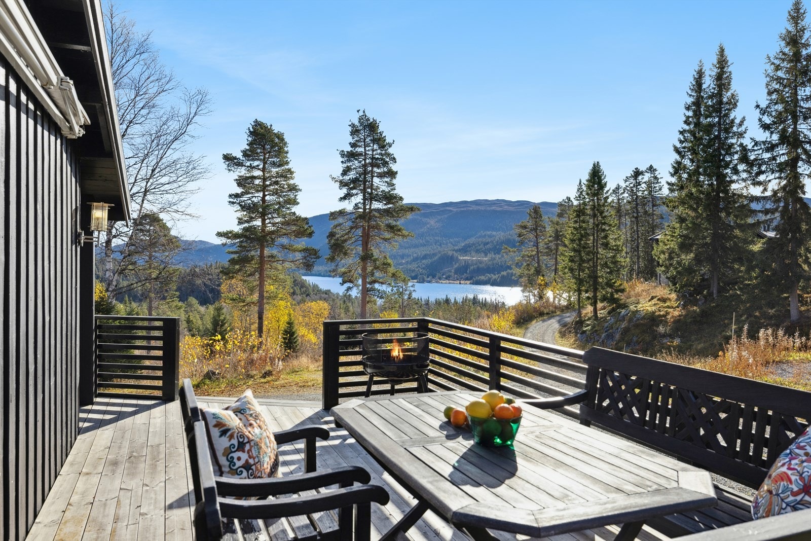 Romslig terrasse i impregnert trevirke med god plass til utemøbler. Galleribilde
