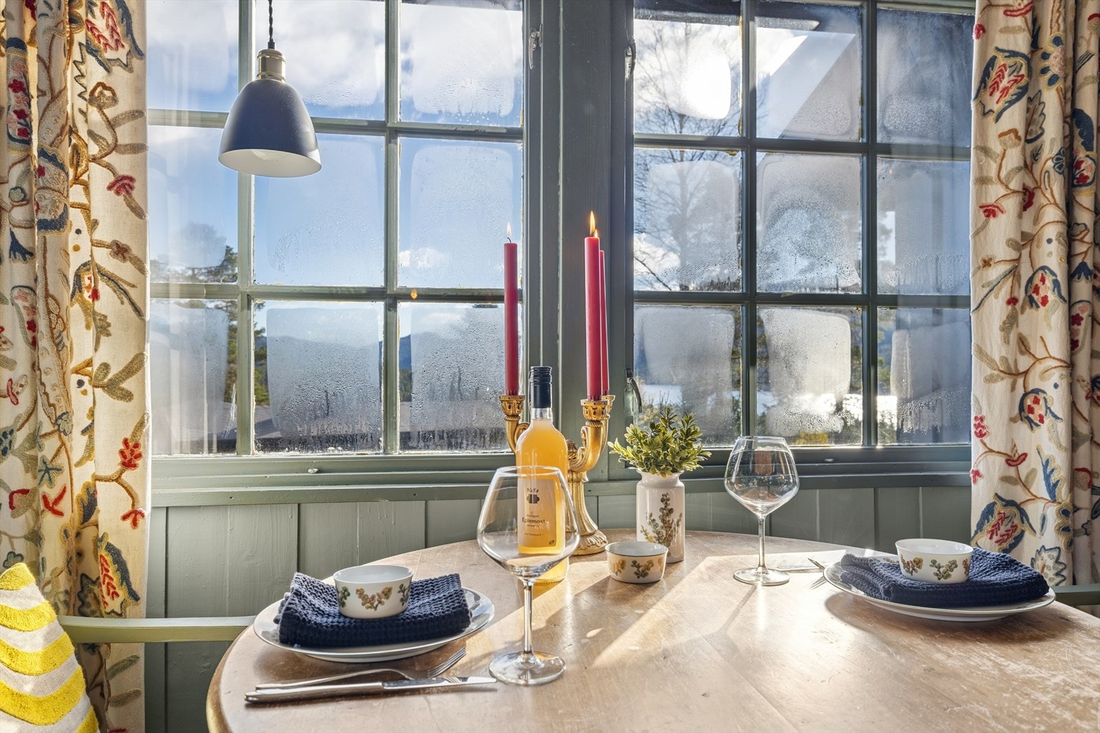 Store vinduer i stuen slipper inn rikelig med dagslys og rammer inn den vakre utsikten mot fjell og natur - en perfekt plass for å nyte morgenkaffen eller kveldssolen. Galleribilde