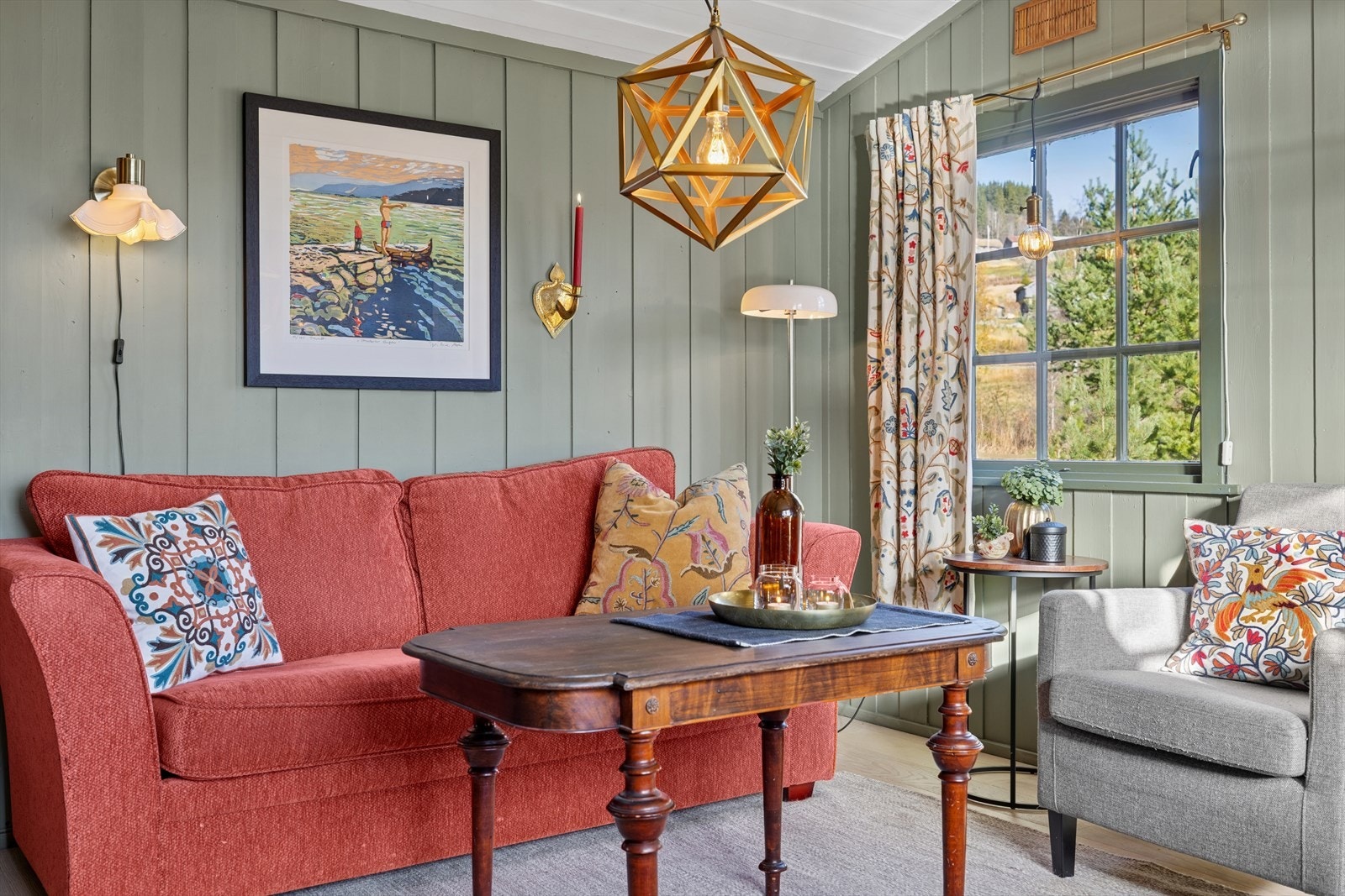 Stuen har god plass til sofagruppe og spisebord i en åpen løsning som gir rommet en sosial og luftig atmosfære. Galleribilde