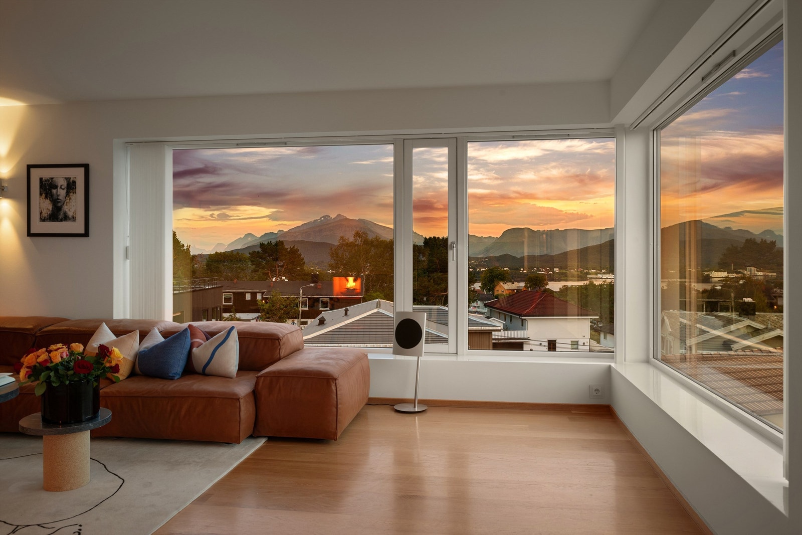 Det er godt med naturlig lysinnslipp fra store vindusflater også på kveldstid Galleribilde