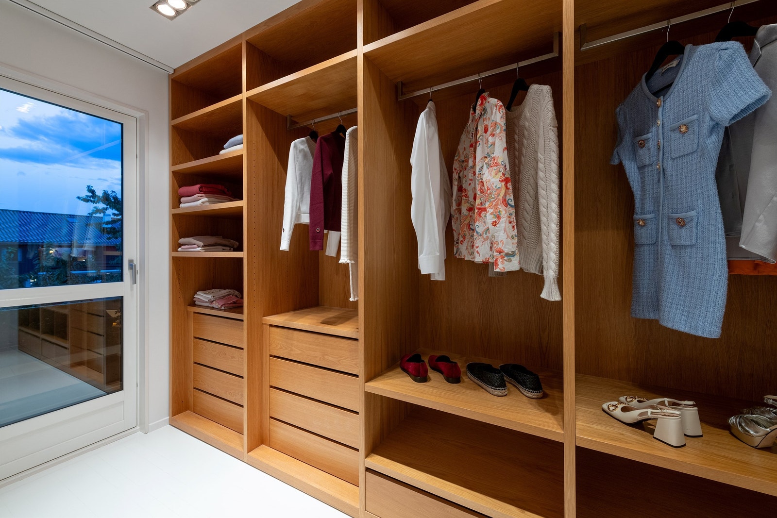 Innholdsrikt garderoberom med fast innredning og gode oppbevaringsmuligheter Galleribilde