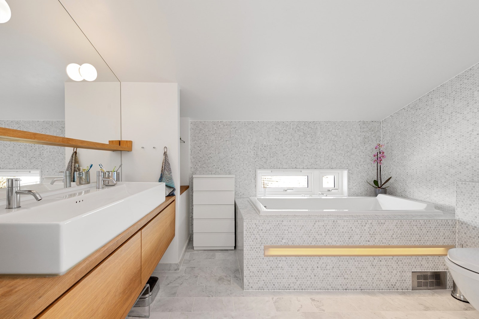 Innebygd badekar med badekarsarmatur. Vegghengt toalett. Galleribilde