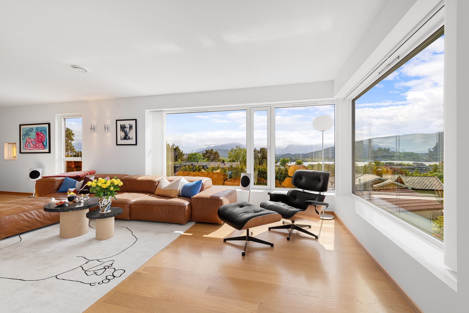 Det er godt med naturlig lysinnslipp fra store vindusflater. Galleribilde