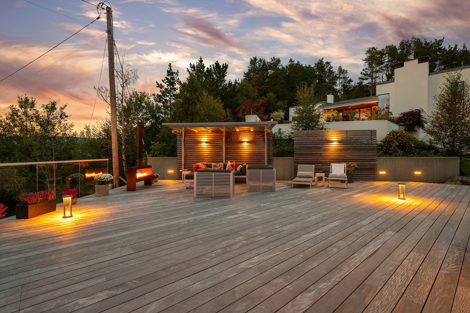 Stemningsbilde fra terrrassen på kveldstid Galleribilde