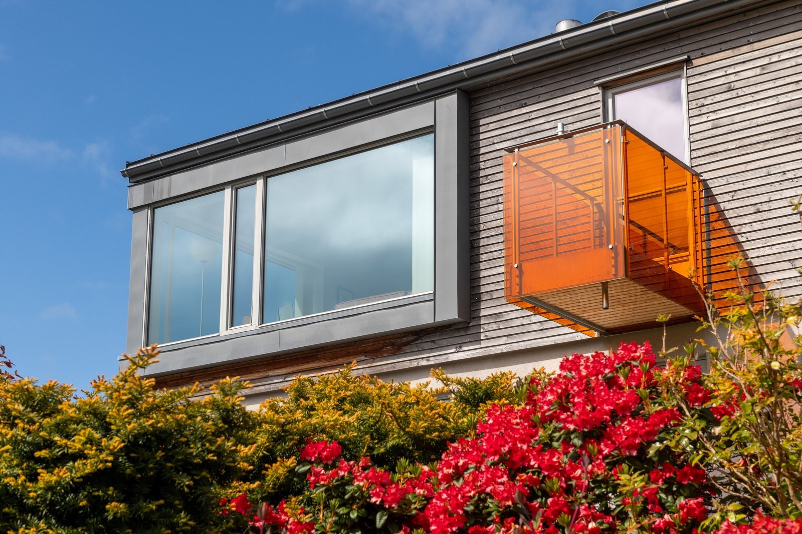 Fasade mot syd med flott utenpåliggende balkong Galleribilde