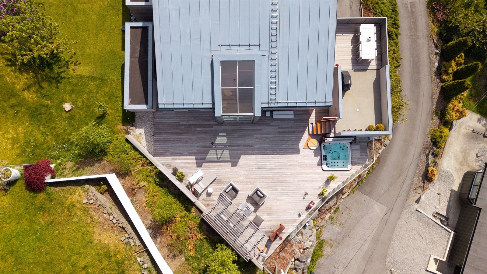 Dronebilde av uteområdet og terrassen tatt fra fugleperspektiv Galleribilde