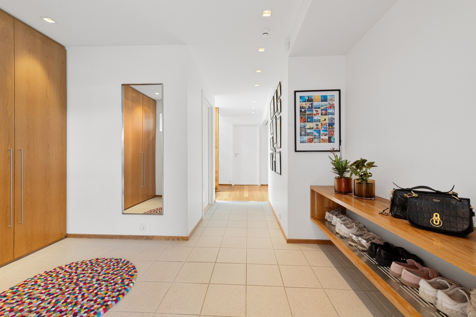 Fra entre mot gang i 1. etasje Galleribilde