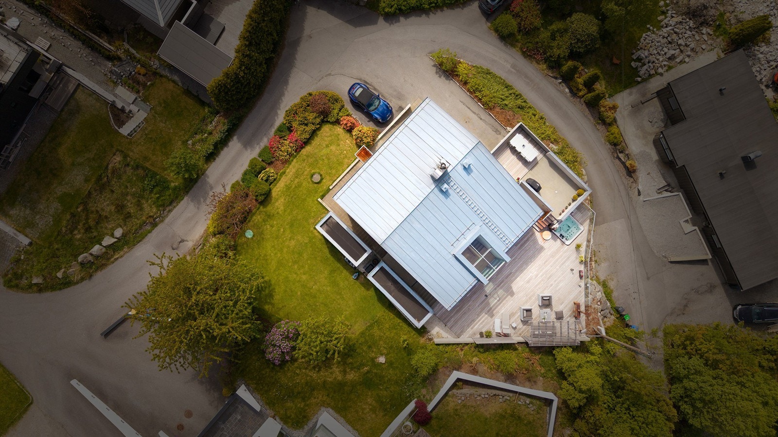 Dronebilde av eiendommen tatt fra fugleperspektiv Galleribilde