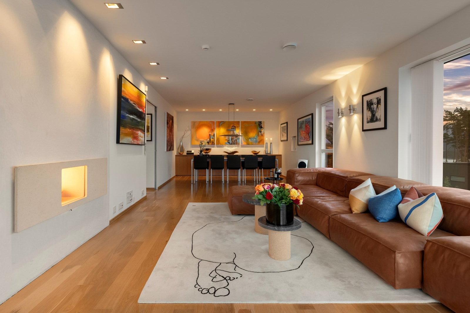 Stor åpen stue/spisestue med dels åpen løsning mot kjøkken Galleribilde