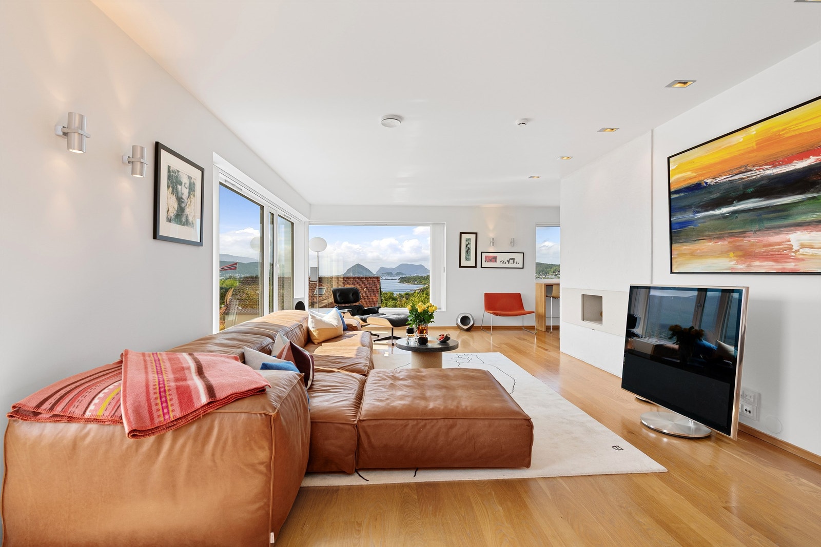 Det er god plass til flere soner og sittegrupper i stuen Galleribilde