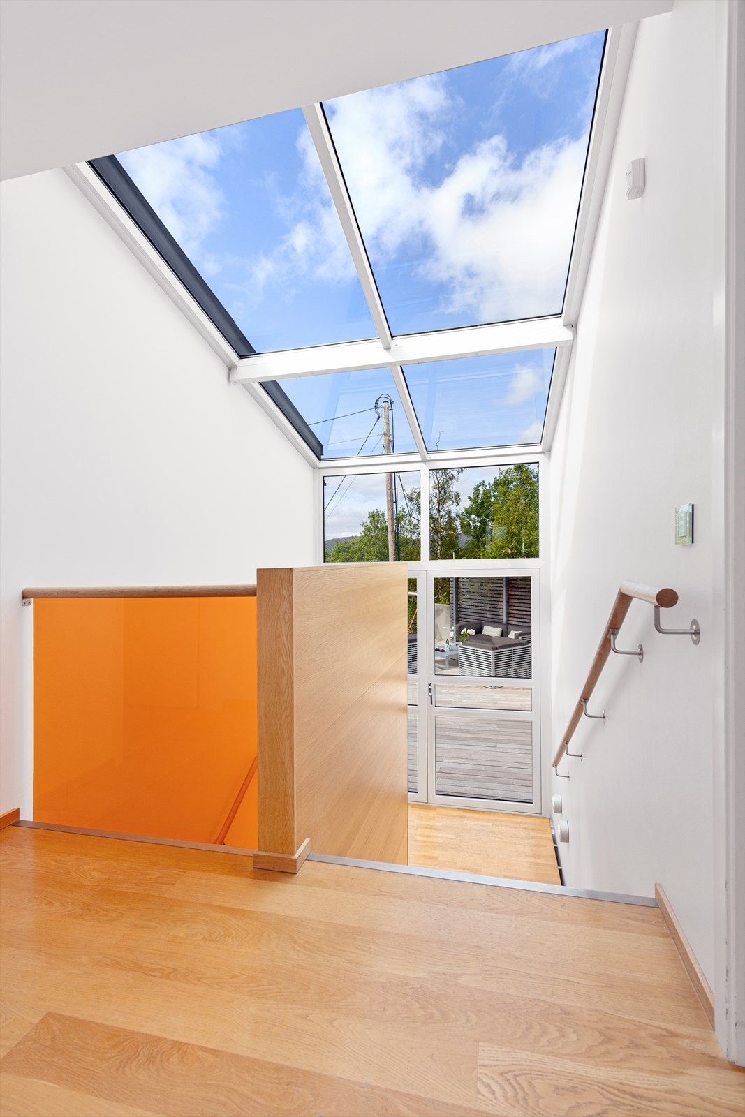 Store vindsflater og god med lysinnslipp i gang/trapperom Galleribilde