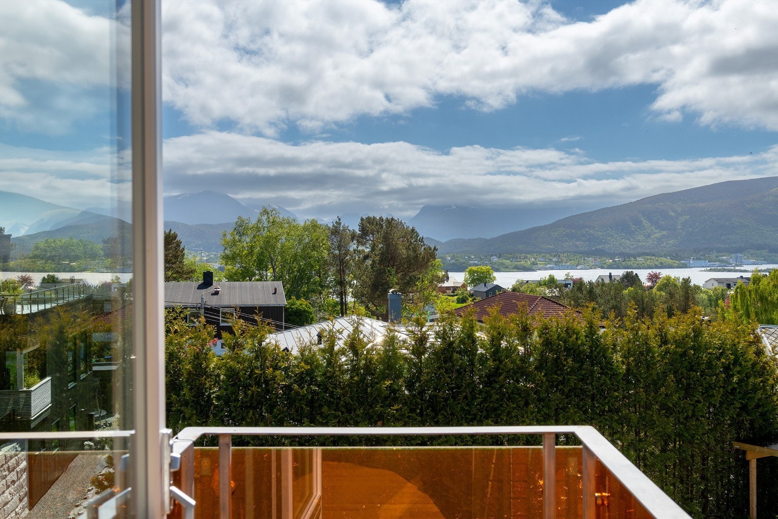 Liten balkong mot syd med utgang fra stue med flott utsikt sydover Galleribilde