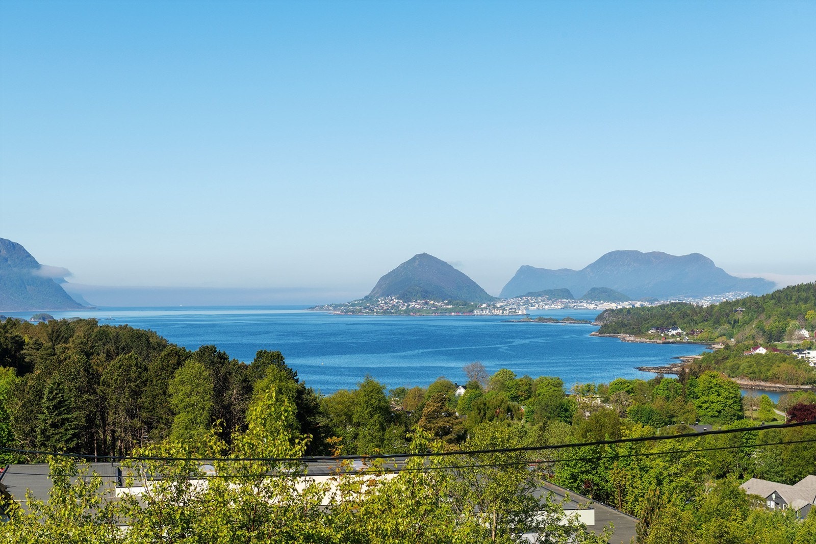 Eiendommen har en fantastisk utsikt og solforhold. Man har fritt utsyn over Sunnmørsalpene, havgapet og til Ålesund sentrum. Galleribilde