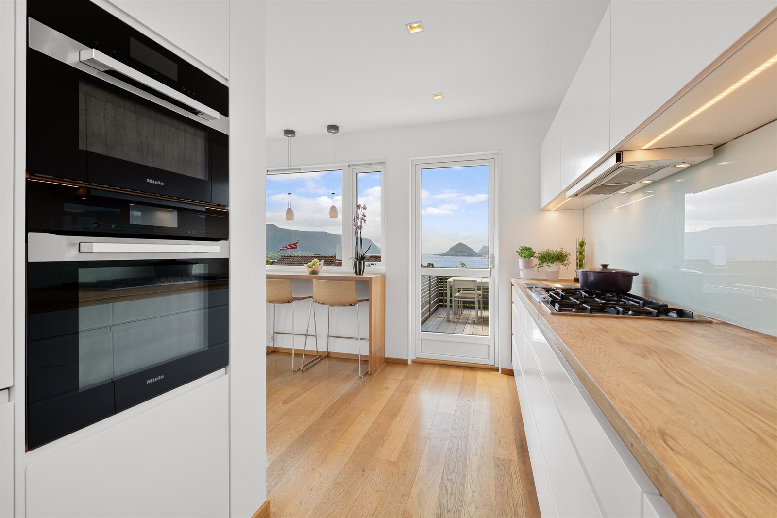 Kjøkkenet har integrert stekeovn, gassplatetopp, oppvaskmaskin, dampovn og kjøleskap med fryser. Ventilator i overskap. Galleribilde