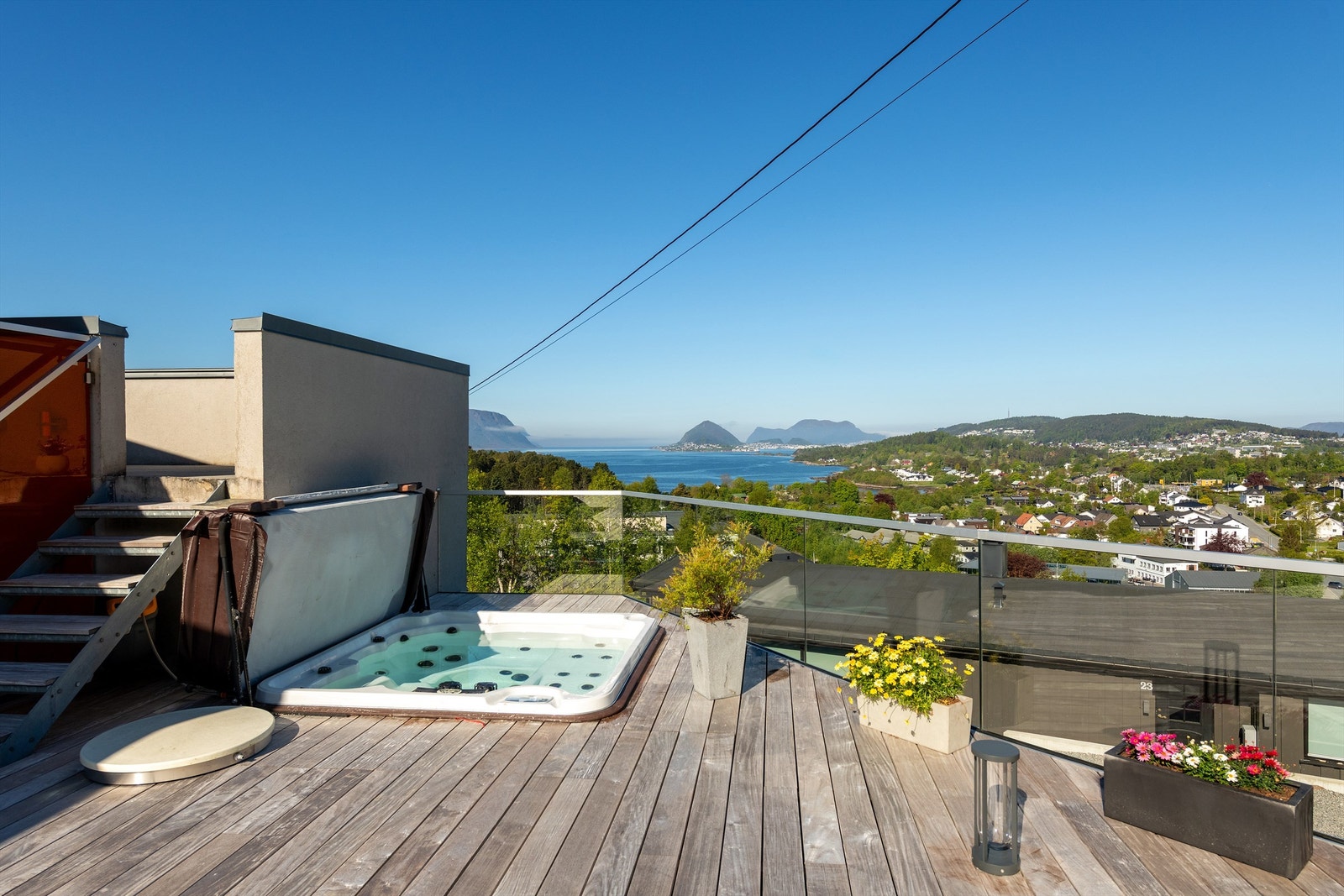 På hovedterreassen er lagt for utekjøkken med avløp, varmt og kaldt vann samt gass fra sentral gasstank. Her finner du også en utegasspeis og et boblebad hvor man kan nyte solen gå ned 2330. Galleribilde