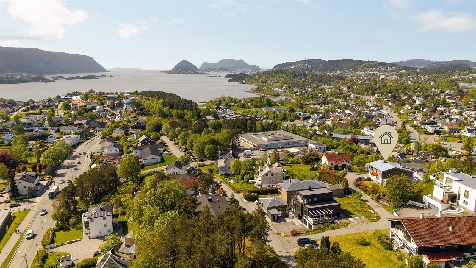 Dronebilde av nærområdet tatt fra øst mot vest Galleribilde