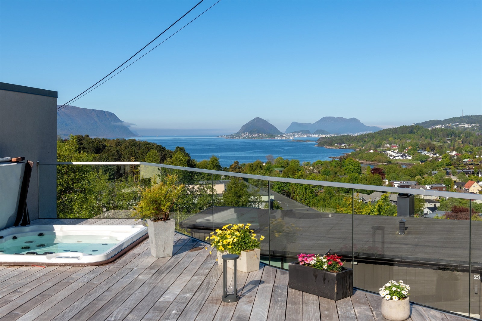 Store terrasser på tilsammen 129 kvm med meget gode sol og utsiktsforhold Galleribilde