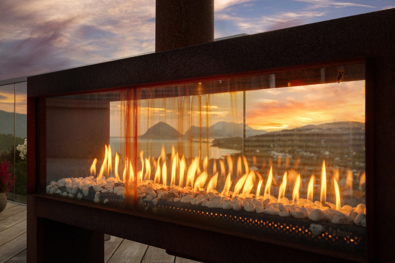 Flott utegasspeis på terrassen - herfra kan du nyte solen til den går ned i vest Galleribilde