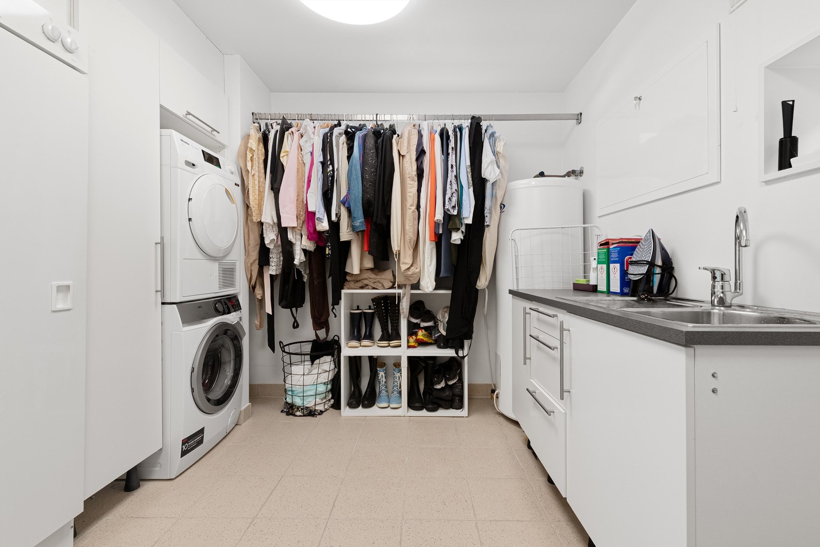 Vaskerommet er fra 2005 og har flislagt gulv med gulvvarme, malte vegger og tak. Innredning med ovenpåliggende servant med ett-greps armatur. Varmtvannsbereder plassert i hjørne. Opplegg for vaskemaskin og tørketrommel. Galleribilde