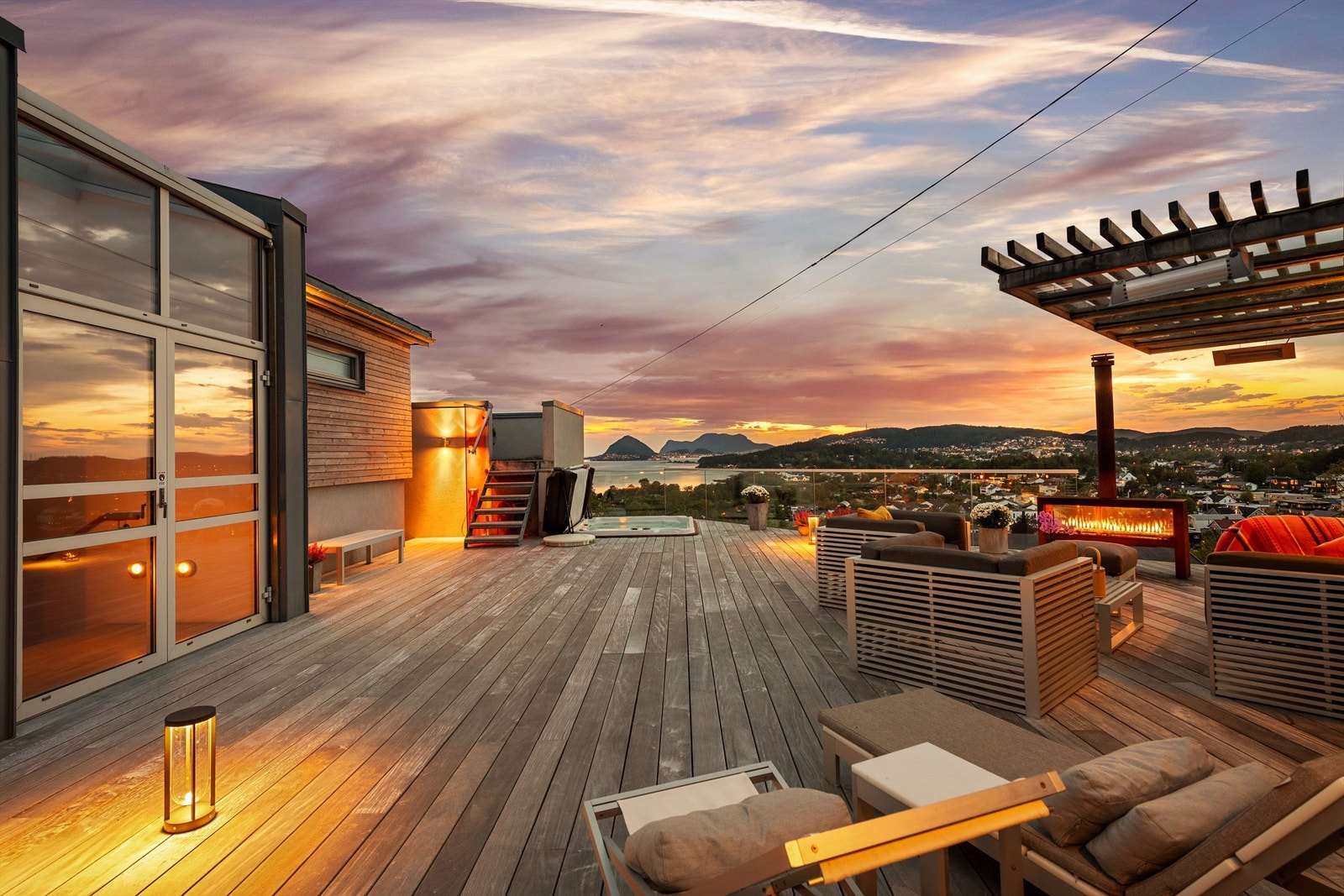 Fantastisk utsikt fra hovedterrassen mot Ålesund sentrum i vest Galleribilde