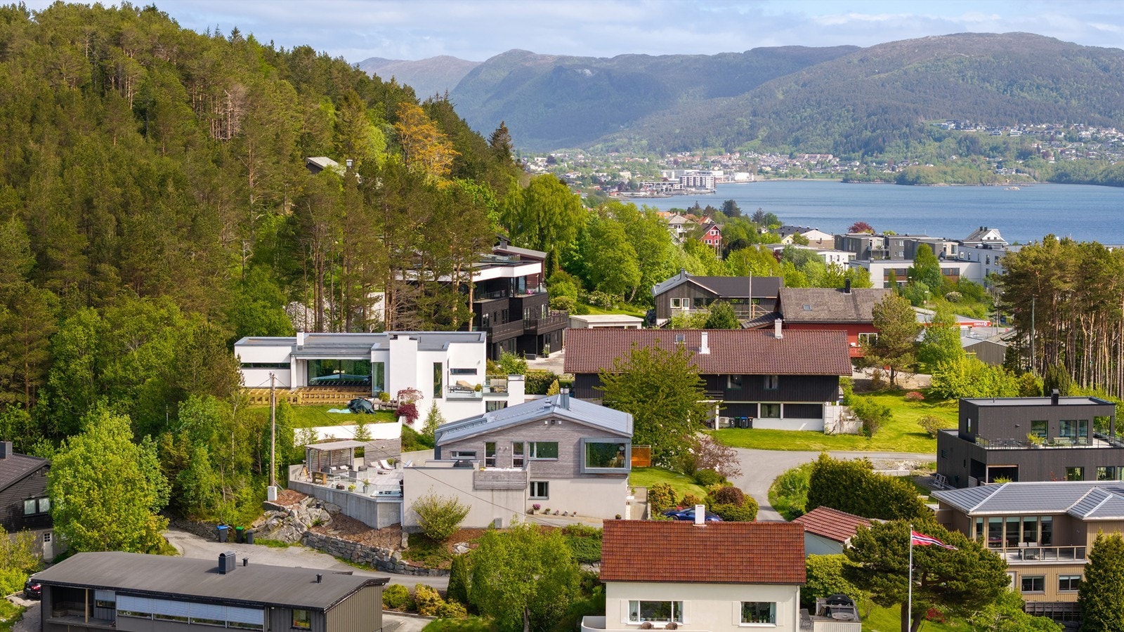 Dronebilde av eiendommen tatt fra vest mot øst Galleribilde