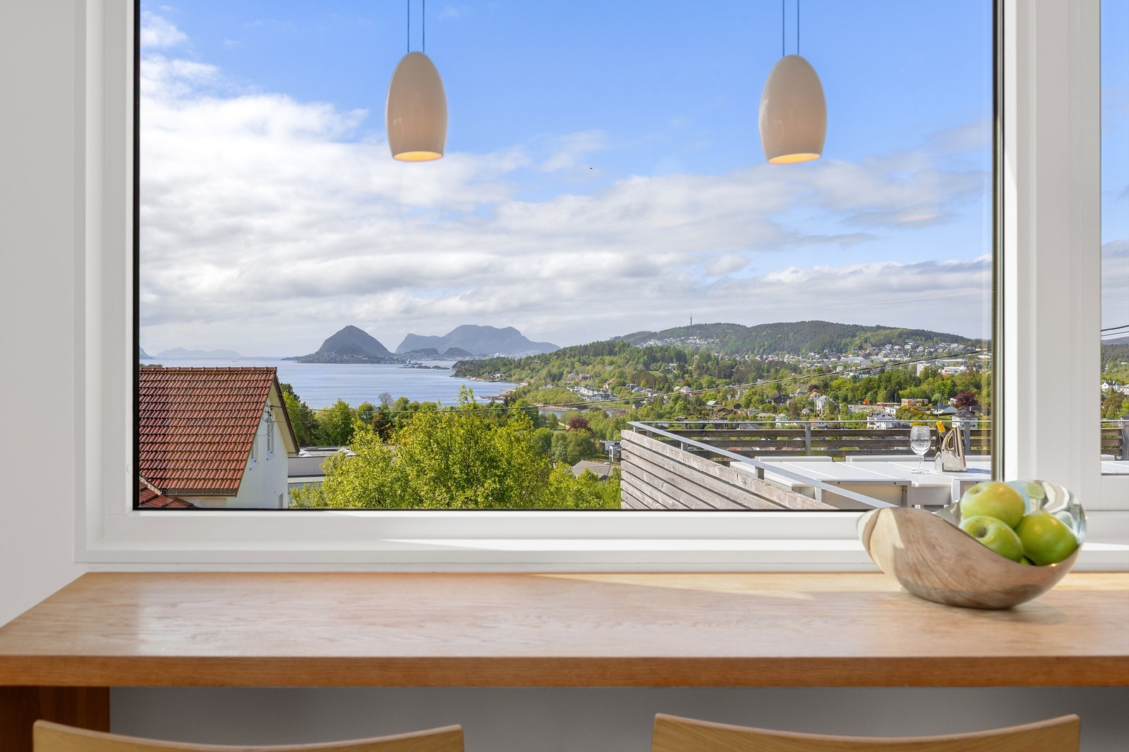 Nydelig utsikt fra spiseplass på kjøkkenet mot vest Galleribilde