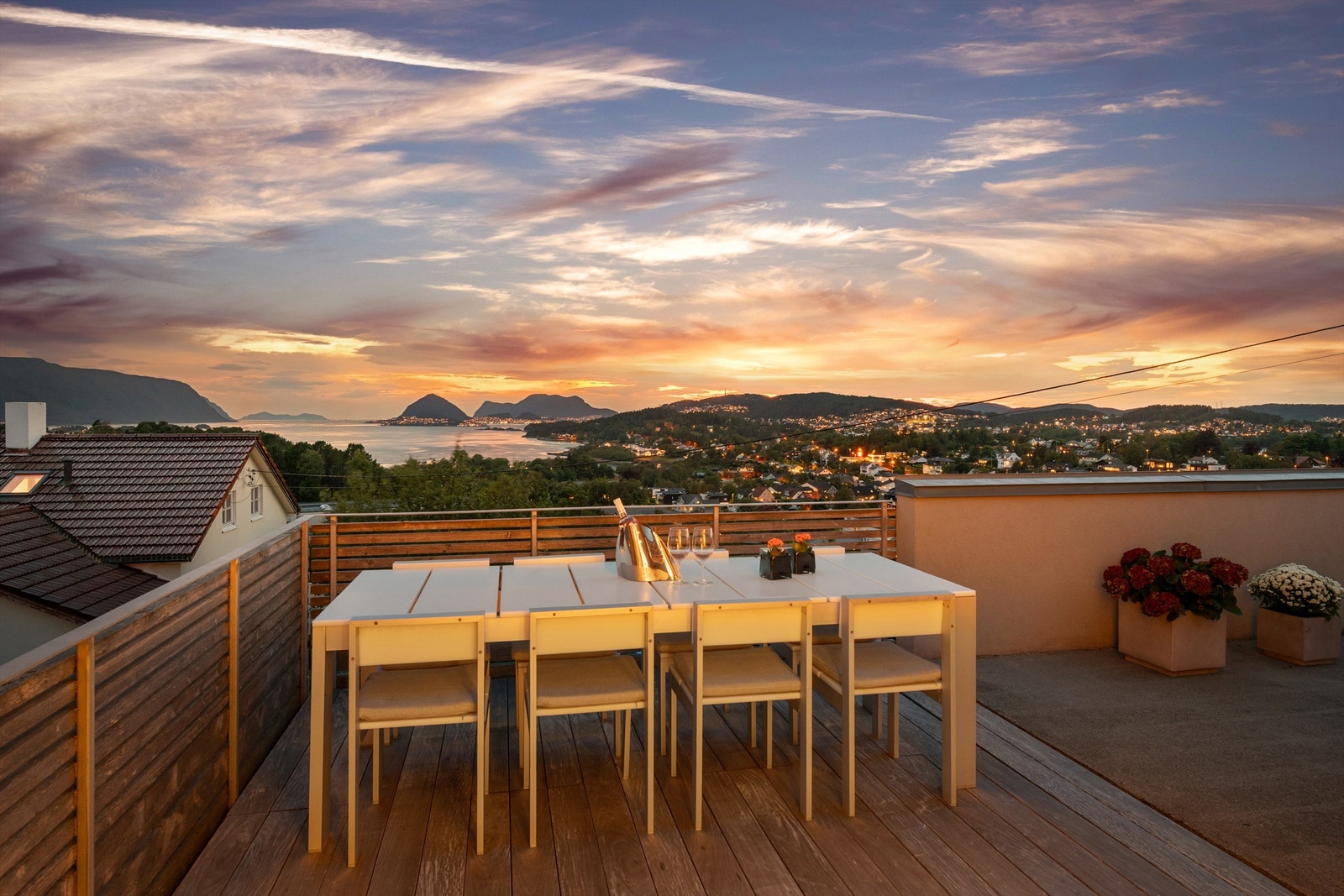 Deler av terrassen mot vest med fantastisk utsikt og solnedganger Galleribilde