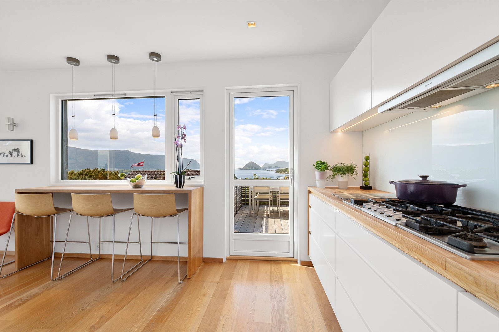 Barløsning med sitteplasser på kjøkken og utgang til vestvendt terrasse over carport og tilkomst til stor markterrasse Galleribilde