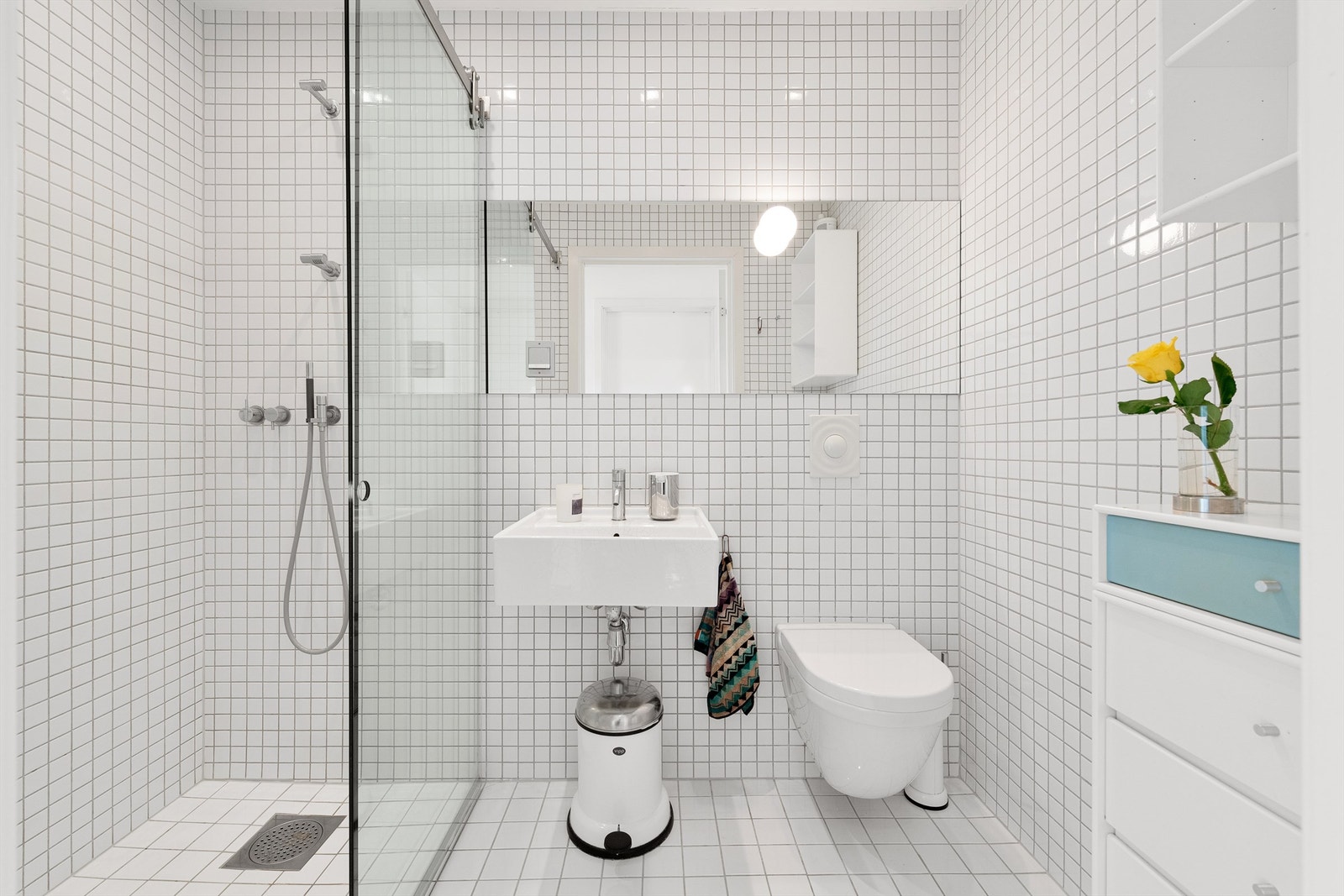 Flislagt bad i 1. etasje med dusj, servant og vegghengt wc Galleribilde