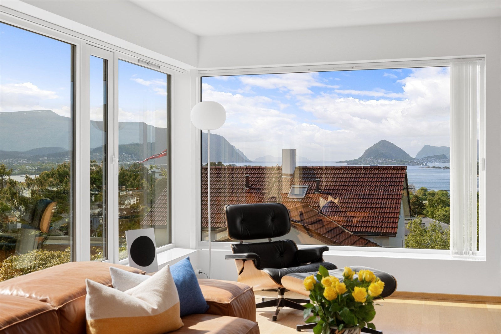 Store vindusflater mot syd og vest med flott utsikt Galleribilde