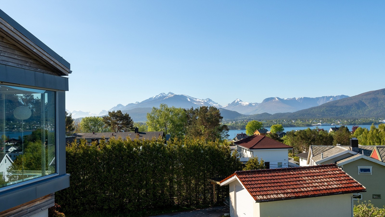 Flott utsikt mot Sunnmørsalpane i syd fra terrassen utenfor kjøkken Galleribilde