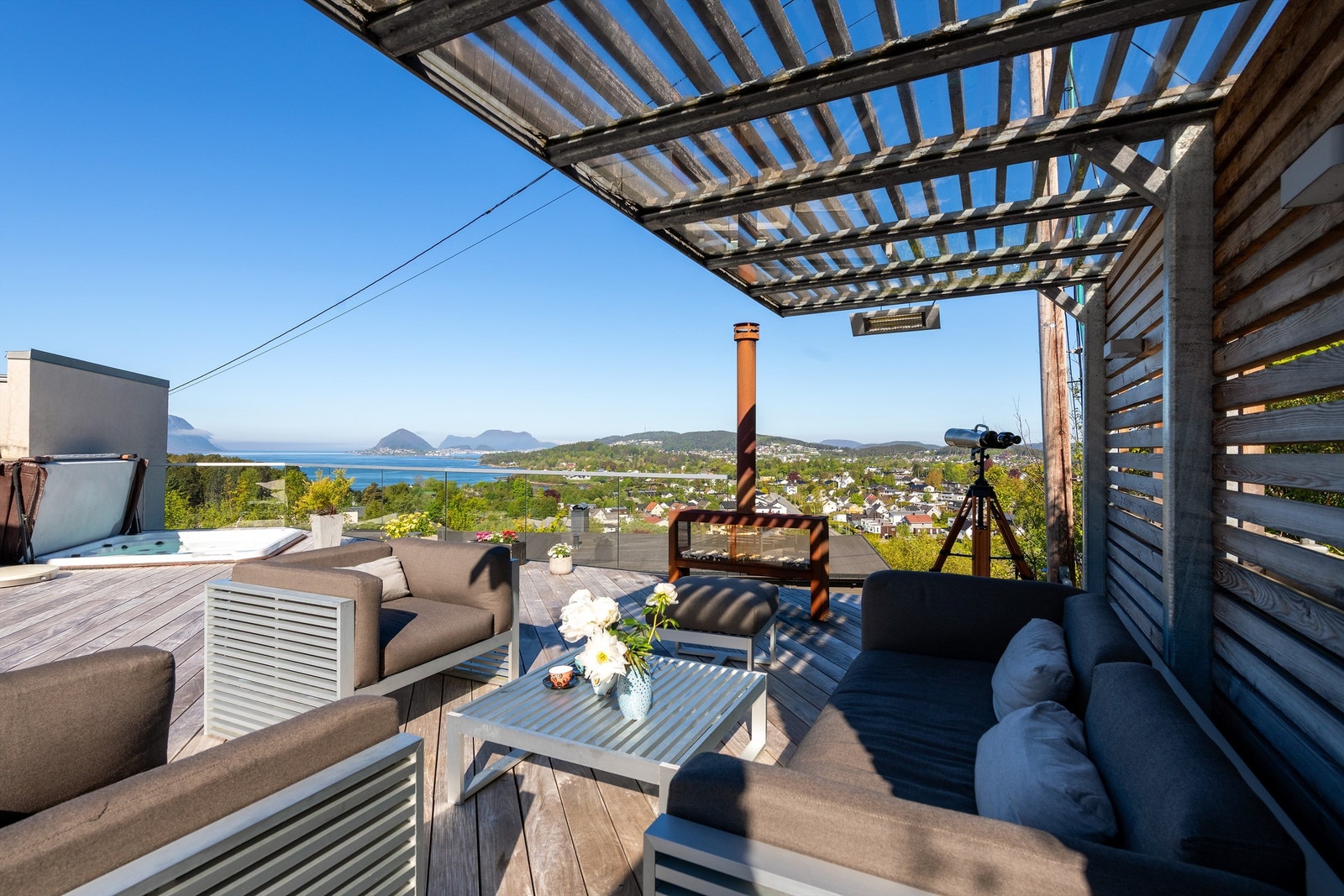 Stor og romslig terrassen med fantastisk utsikt Galleribilde