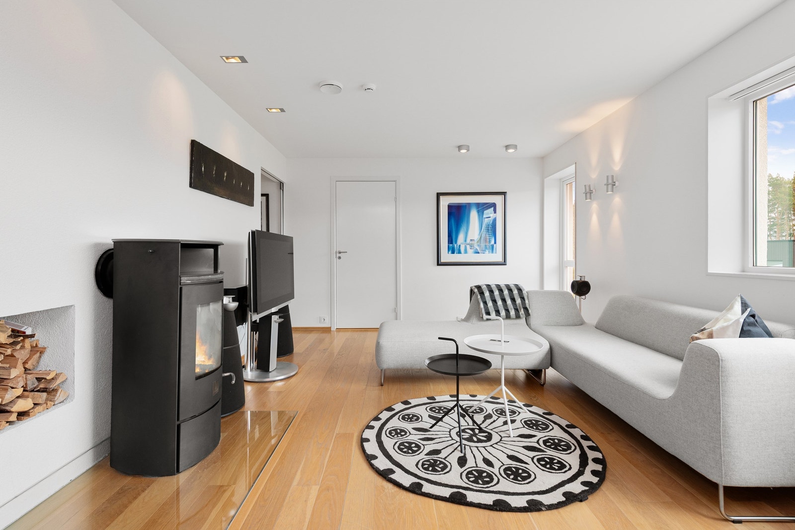 Stue med peisovn i underetasjen Galleribilde