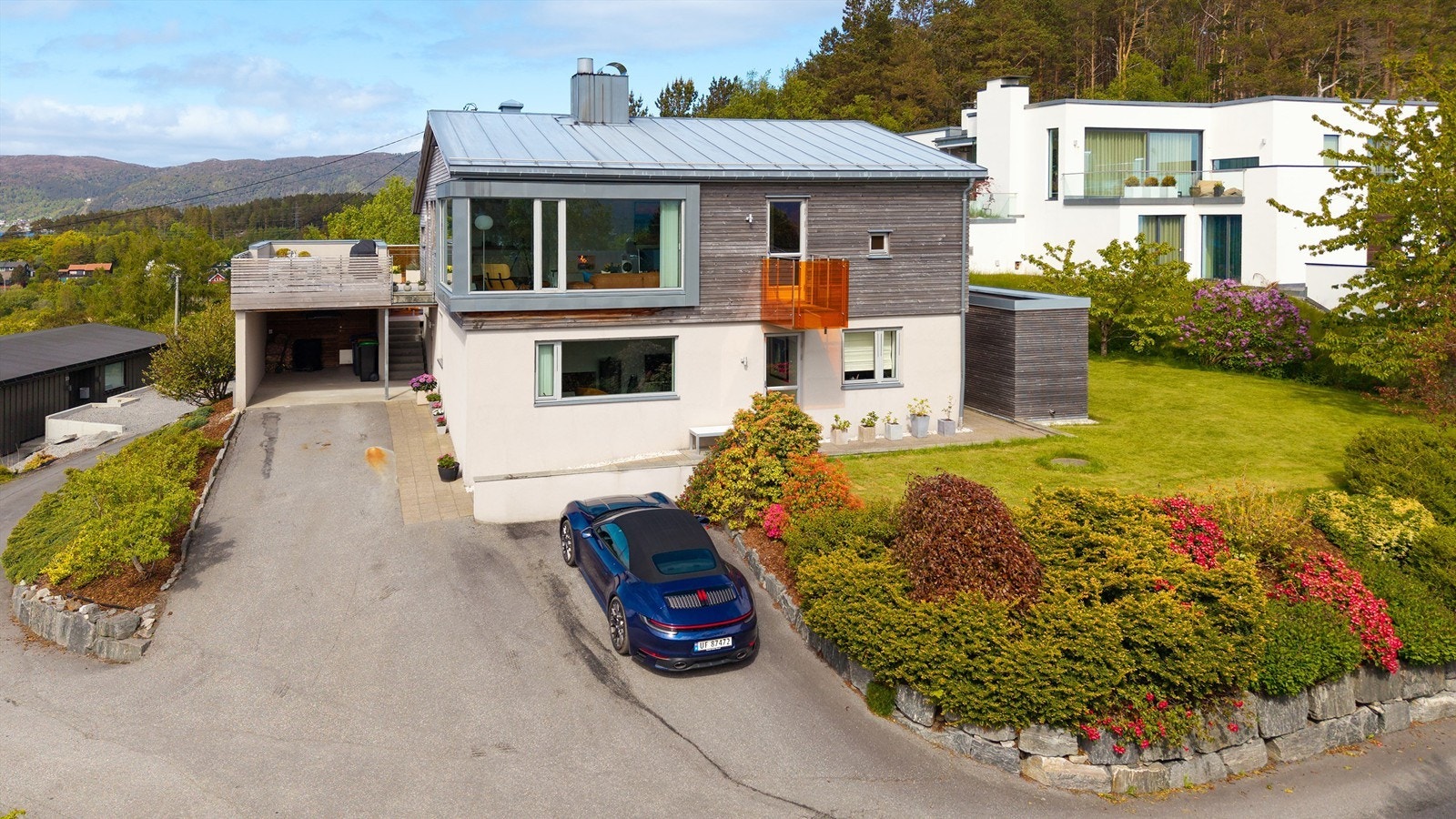 Dronebilde av fasade/adkomst og hage Galleribilde