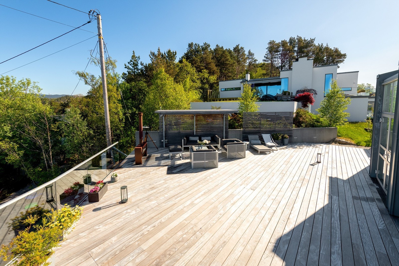 Utearealet er nøye opparbeidet slik at man kan nyte en skjermet stund stund nesten når som helst på døgnet. Det er tre terrasser for å kunne fange utsikten i alle himmelretninger. Galleribilde