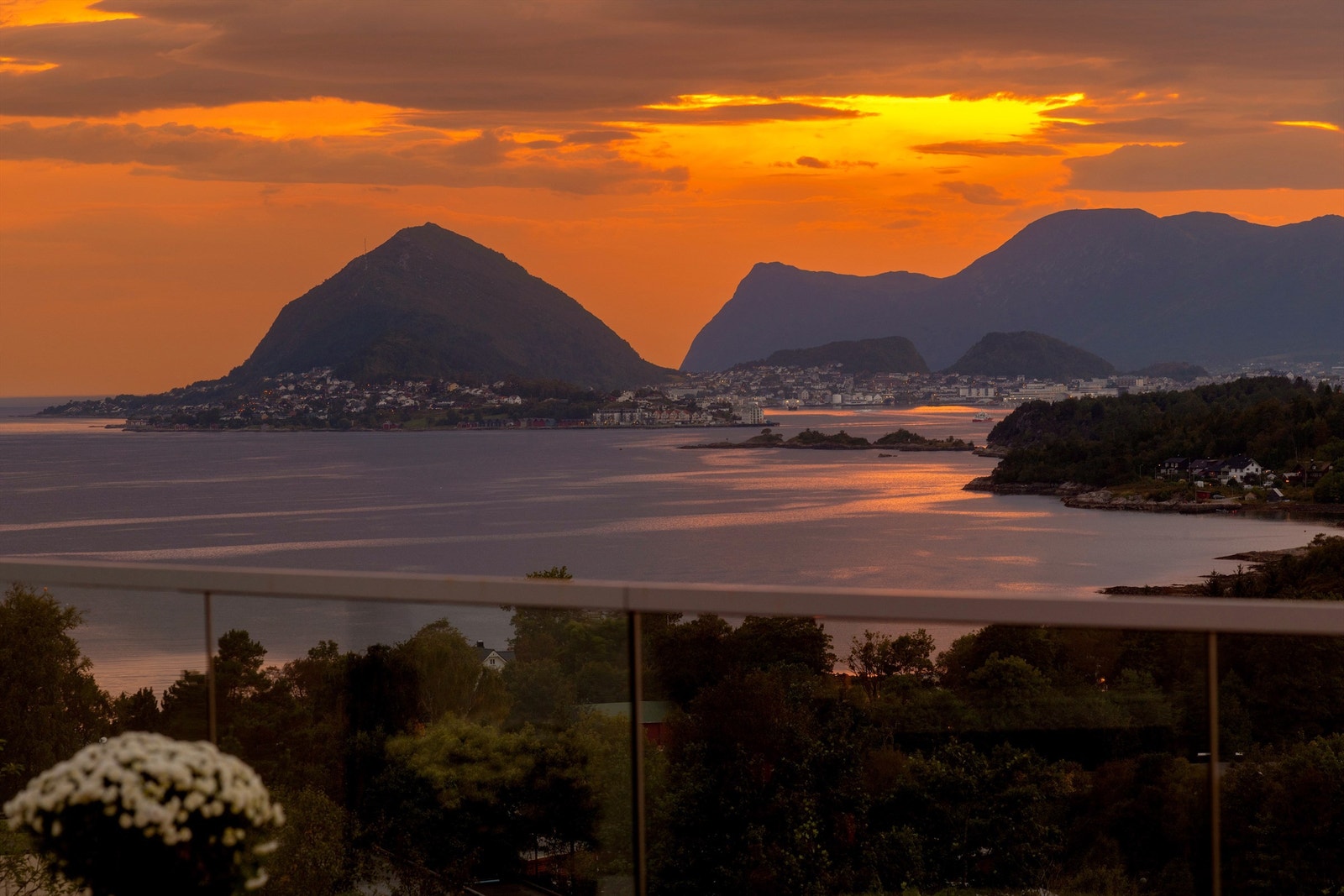 Denne utsikten kan bli din! Nydelige solnedganger kan nytes fra eiendommen Galleribilde