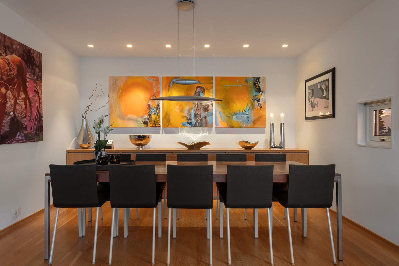 Det er god plass til stor og romslig spisestue på stuen Galleribilde