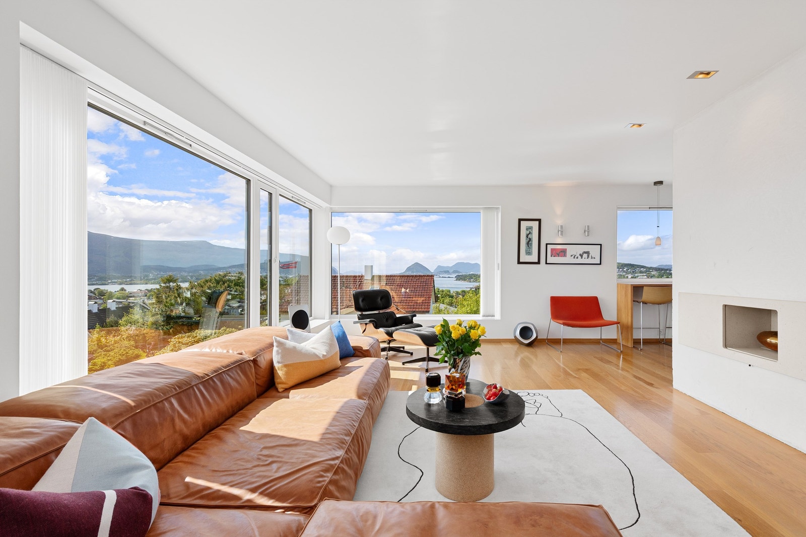 Stuen er stor og åpen og har en nydelig utsikt mot syd samt vestover mot byen Galleribilde