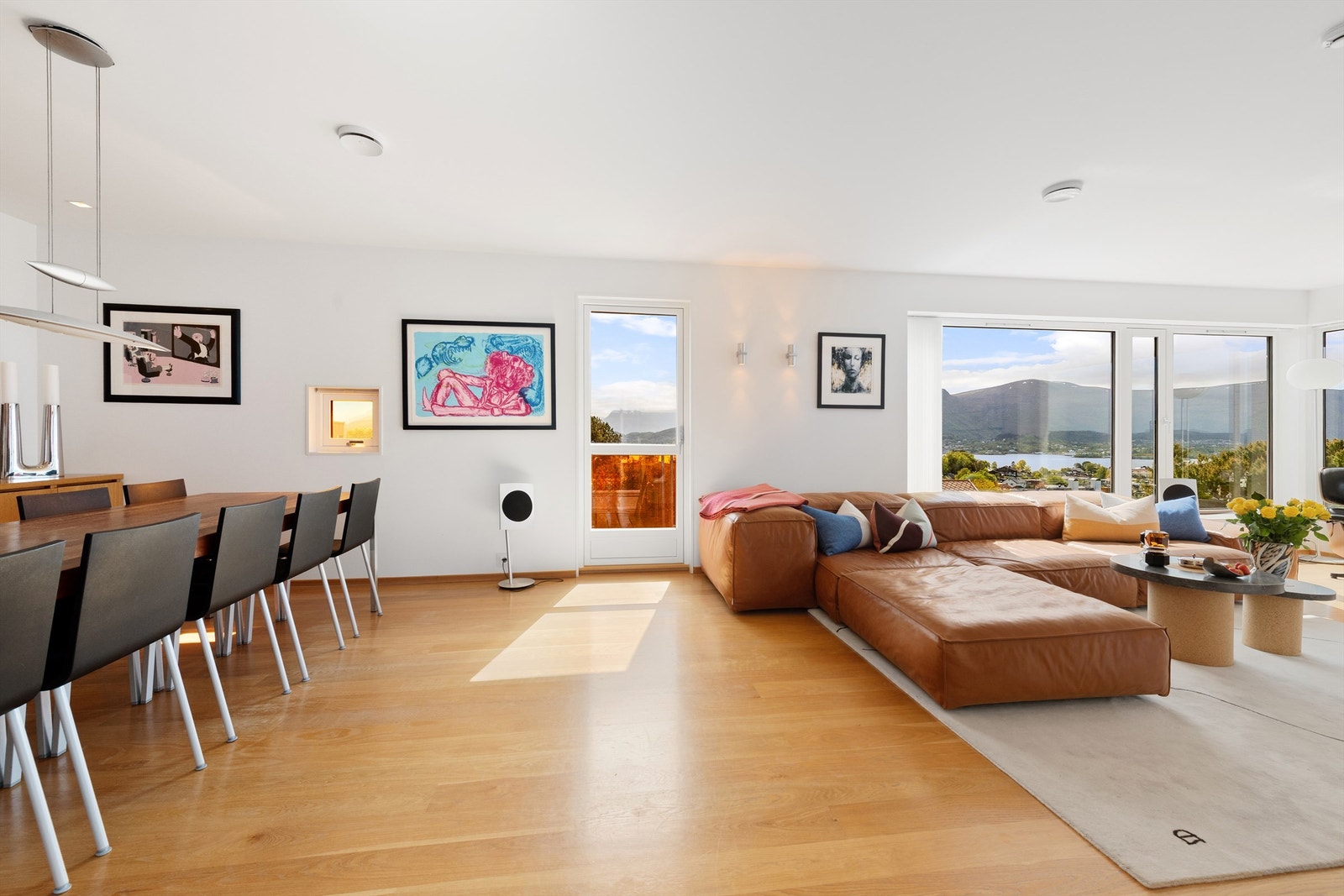 Det er god plass til stor og romslig spisestue samt sofagruppe på stuen Galleribilde