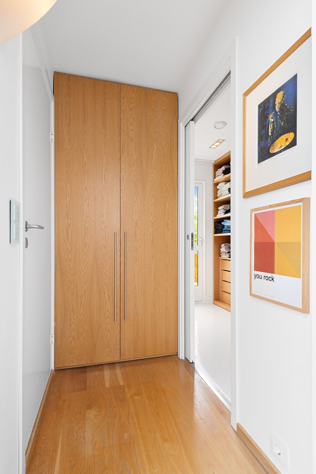 Gang m/garderobe og dør til garderoberom og bad Galleribilde