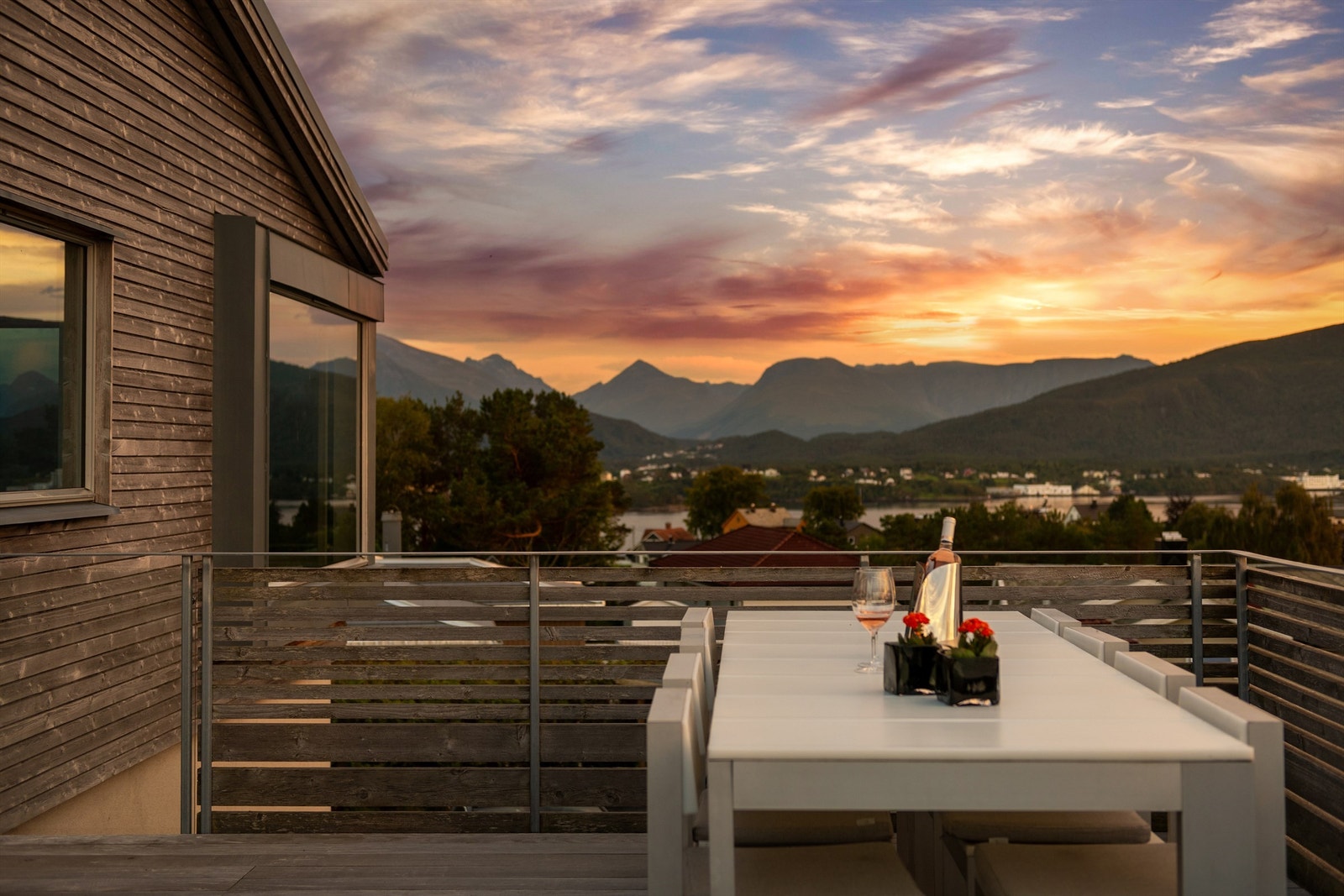 Deler av terrassen utenfor kjøkken med flott syd og vestvent utsikt Galleribilde