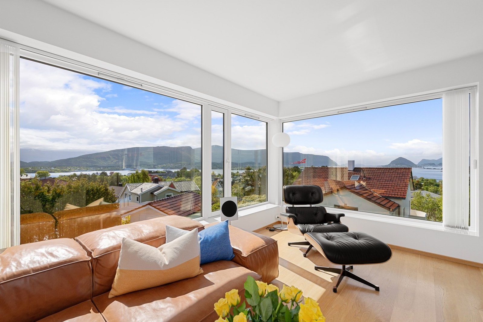 Store vindusflater mot syd og vest med flott utsikt Galleribilde