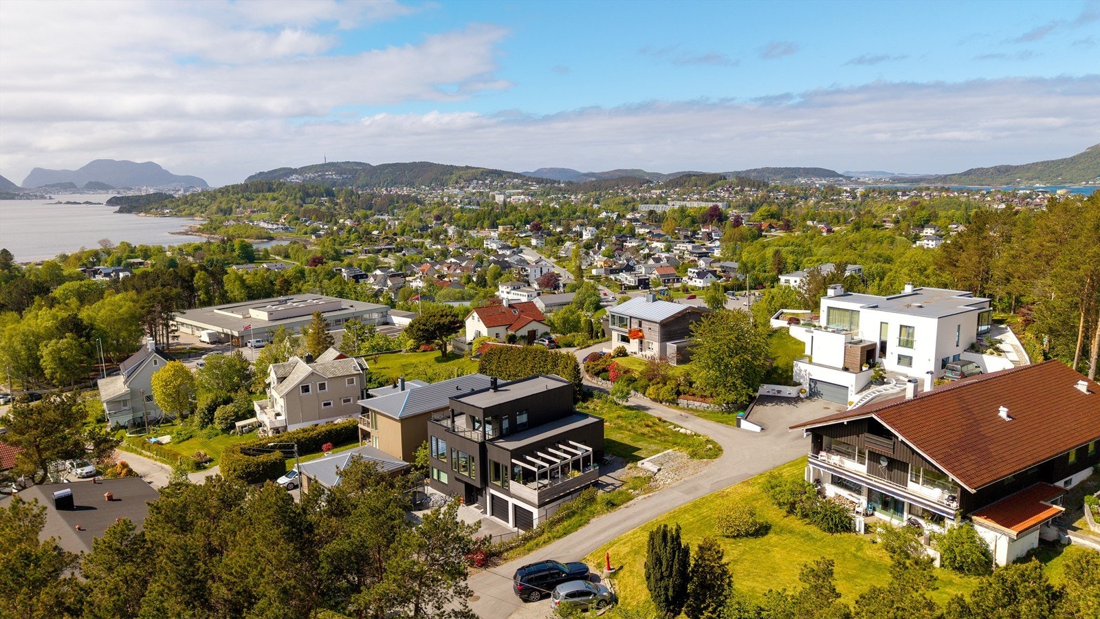 Dronebilde av eiendommen tatt fra øst mot vest Galleribilde