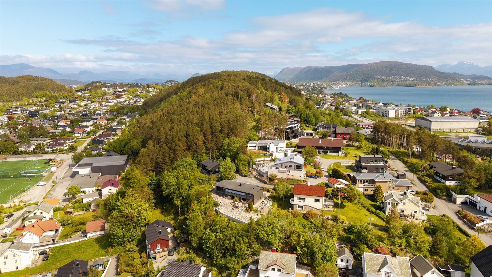 Dronebilde av eiendommen og nærområdet tatt fra vest mot øst Galleribilde
