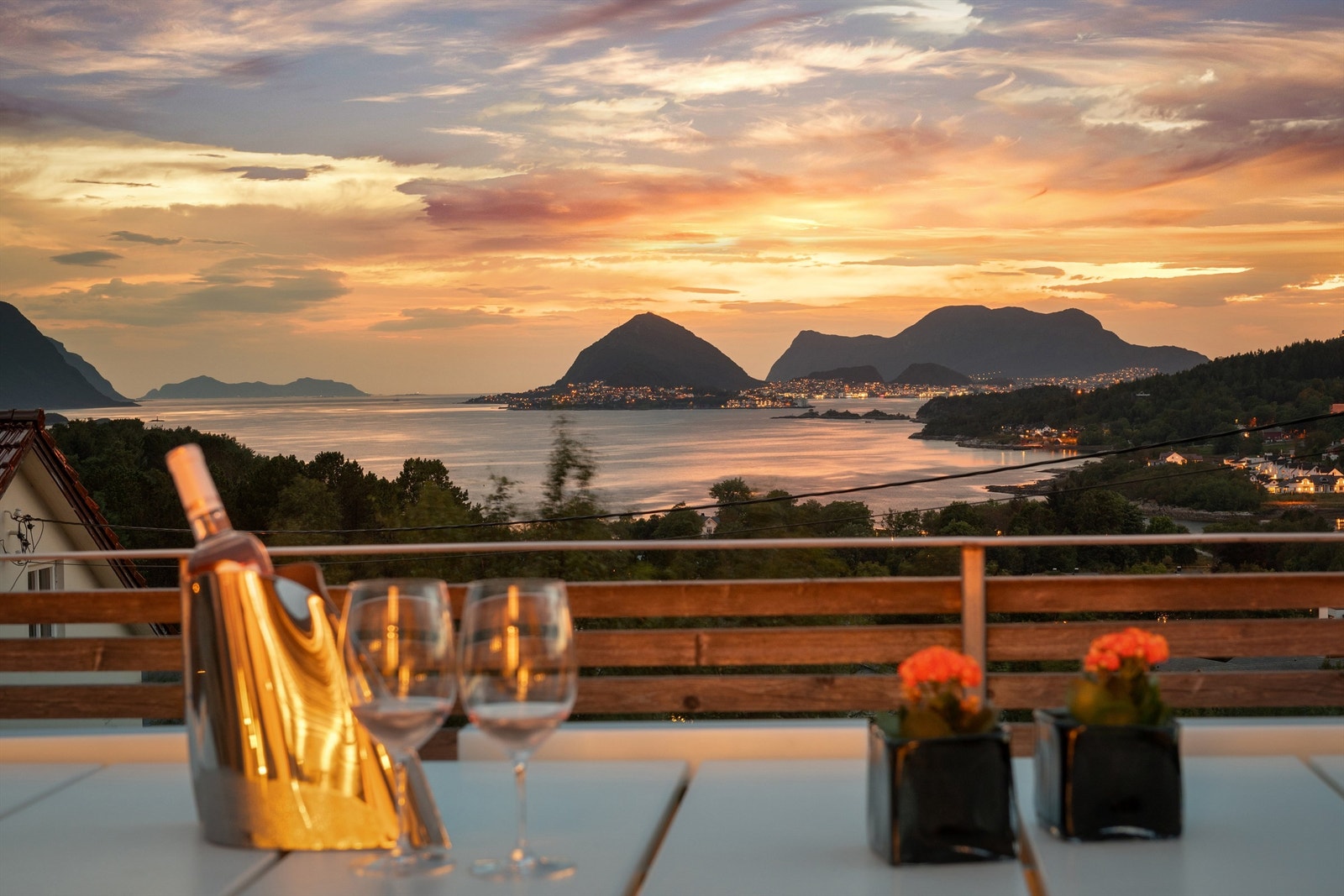 Fantastisk utsikt mot Åleund by, Sula, Sukkertoppen og Breisundet. Her kan man se cruicetrafikken til og fra Ålesund havn Galleribilde