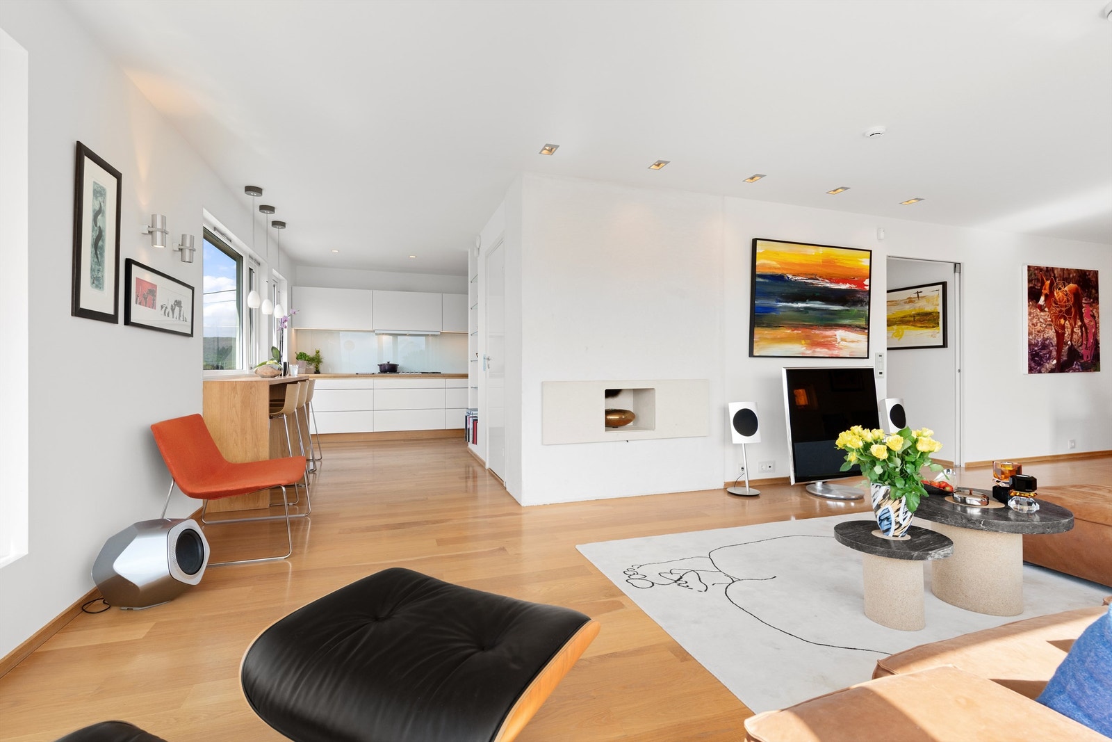 Åpen men dels skjermet løsning fra stue til kjøkken Galleribilde